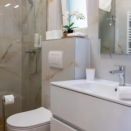 Major Apartmanhaz * تيهاني